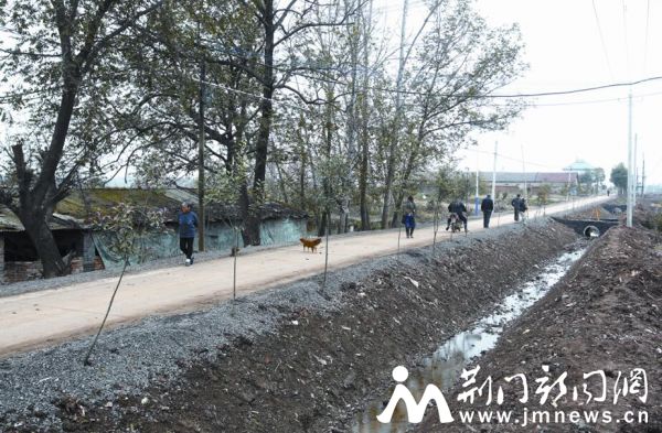 工作组帮村里扩宽道路、开挖水渠、改造电网。