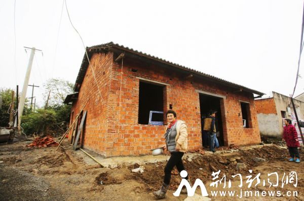 在工作组的帮助下,伍贵兵一家终于告别40多年的土房,将要住上新房。