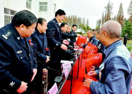 图为:昨日,广华监狱世界艾滋病日纪念活动现场,这是监狱领导为服刑人员发放慰问品。