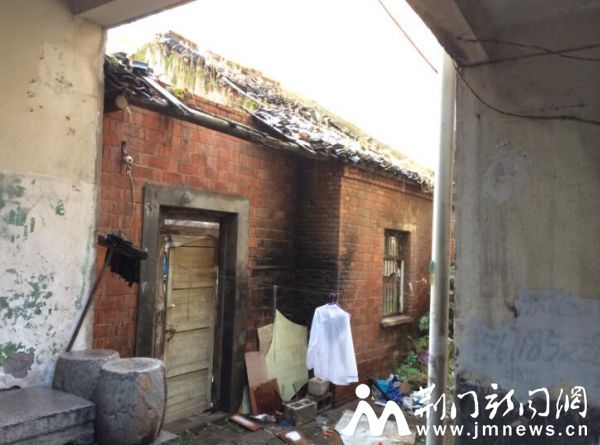 原来的砖瓦房破旧不堪。