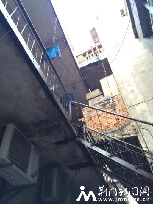 加建后的房屋紧密挨在一起。