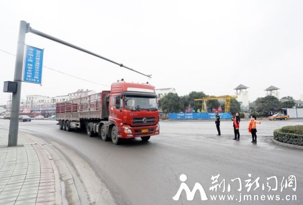 荆门晚报记者与交警在十字路口对货车进行劝导