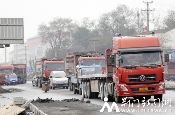 货车源源不断驶来