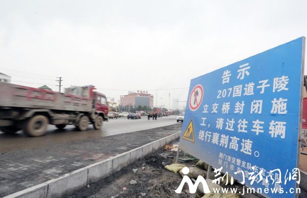 我市相关部门已在路口安放提示牌,但大多货车司机为节省开支,仍然选择国道行驶