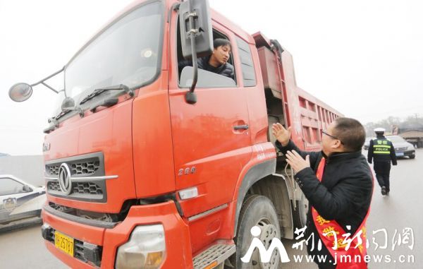 荆门晚报记者劝导货车司机改走高速