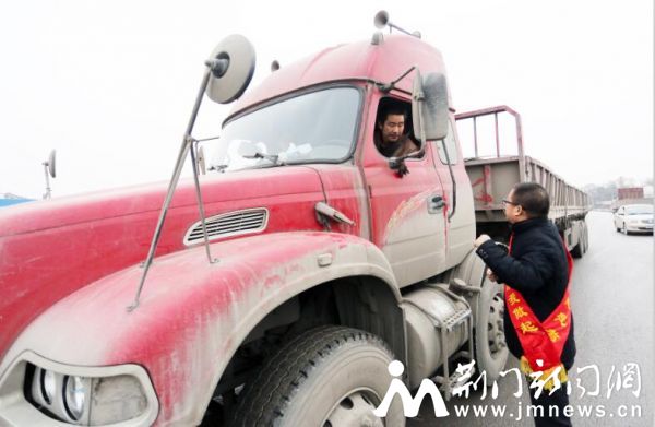 荆门晚报记者向一位货车司机了解高速公路收费情况