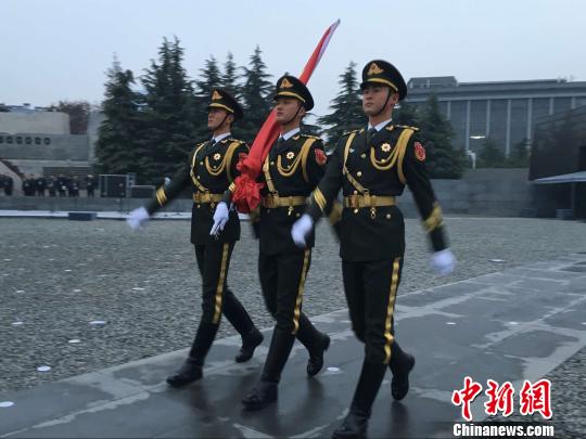 升旗仪式现场。　朱晓颖　摄