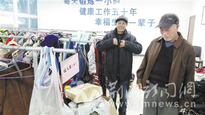 王家银老人在爱心中转站里试衣服。荆门晚报记者 朱小明 摄