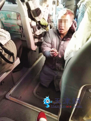 公交上野蛮行乞 看着实在吓得慌