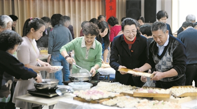 新津社区开展饺子宴活动 邻里一起包饺子迎新年