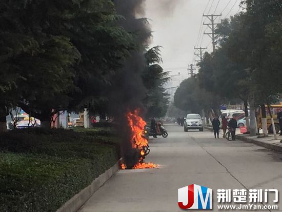 图为：燃烧的摩托车