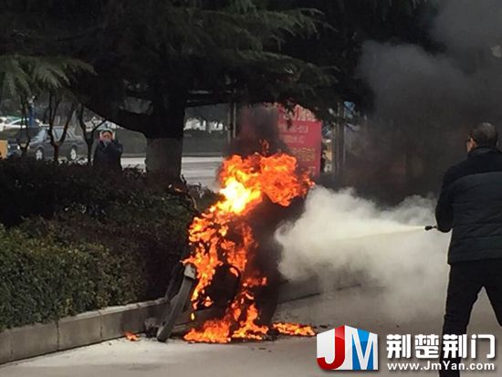 图为：燃烧的摩托车