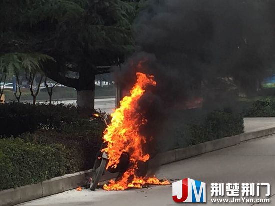 图为：燃烧的摩托车