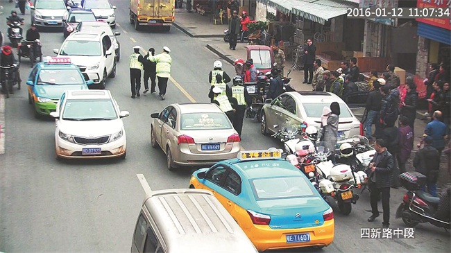 司机违法停车故意遮挡号牌，交警拍照取证