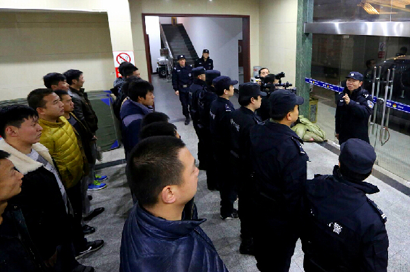 宜昌警方突袭发廊歌厅重拳打击涉黄涉毒行为