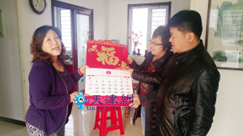 东丽区：军粮城街冬梅轩社区为居民送新年挂历