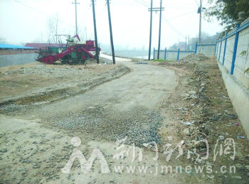 被挖开的路面。　荆门晚报记者　刘国锋　摄