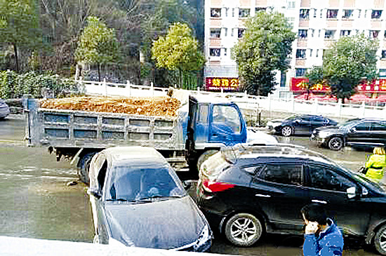货车抢道超车 致4车连环撞