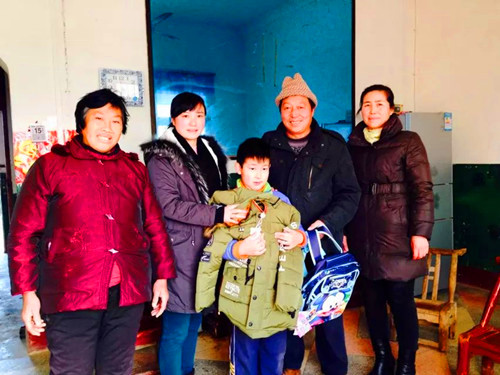 “爱心妈妈”捐助钟祥市洋梓小学留守贫困儿童