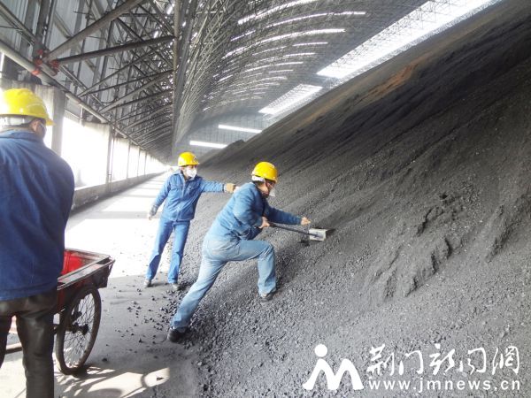 华能荆门热电有限责任公司工作人员采集煤炭样品送检。记者 胡于梅 摄