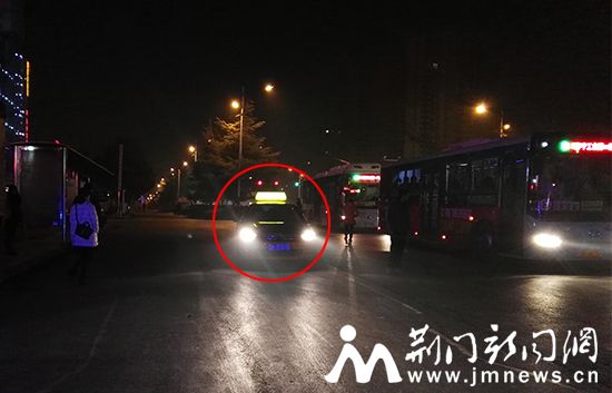 的士从公交车与站台间穿过