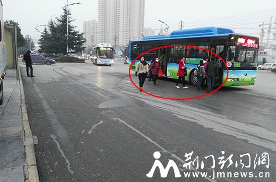 公交未进站，乘客步行数米后上车