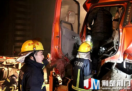 图为：消防官兵救伤者