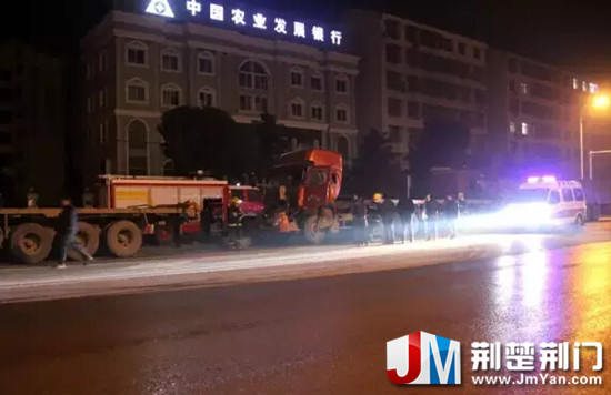 图为：大挂车连环追尾车祸现场