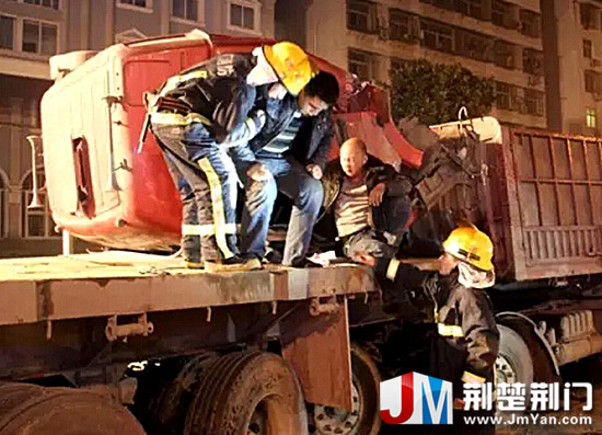 图为：消防官兵将伤者救出