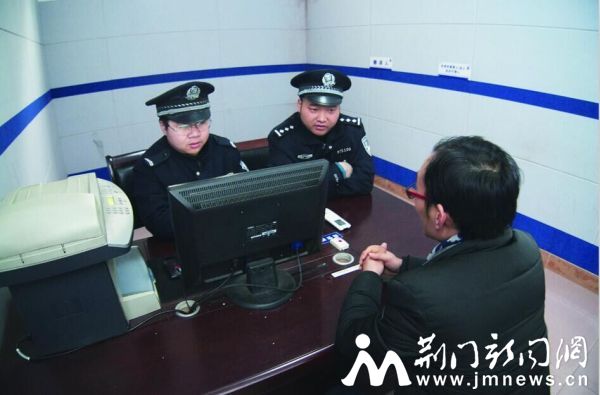 民警询问放鞭人。
