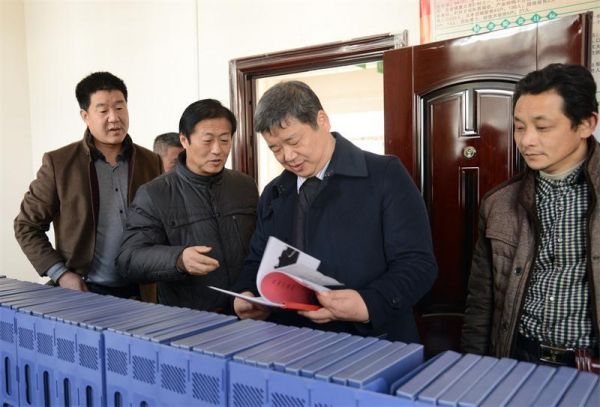 宋向东一行在坪坝镇和平村查阅扶贫资料