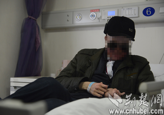 由于蒋仁的眼睛一吹风就会不停流泪，两年前他开始戴上了墨镜