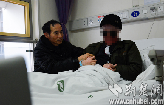 父亲蒋德学一直在病床前悉心照料自己的儿子