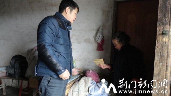 市粮食局局长周美元在雁门口镇郑岭村慰问贫困户