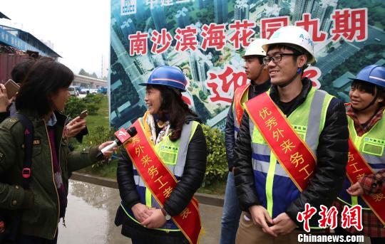 图为获赠飞机票回家的建筑工人接受媒体采访 岳秀 摄