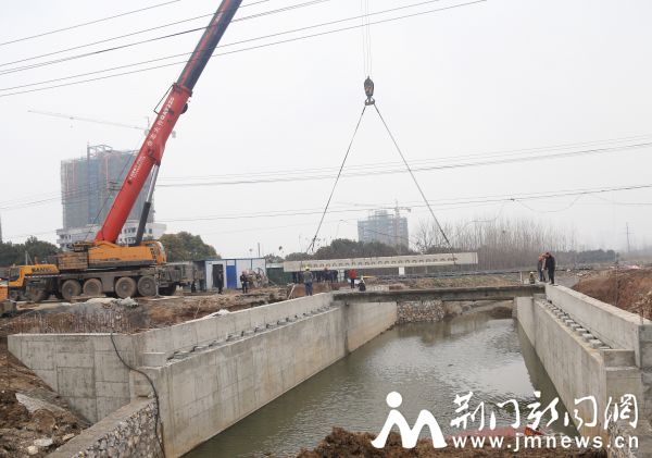 桥面吊装施工现场。记者 李晓雪 通讯员 黄书洁 摄