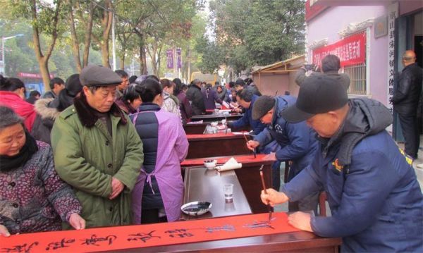 诗社开展送春联活动（邵庆斌 摄）