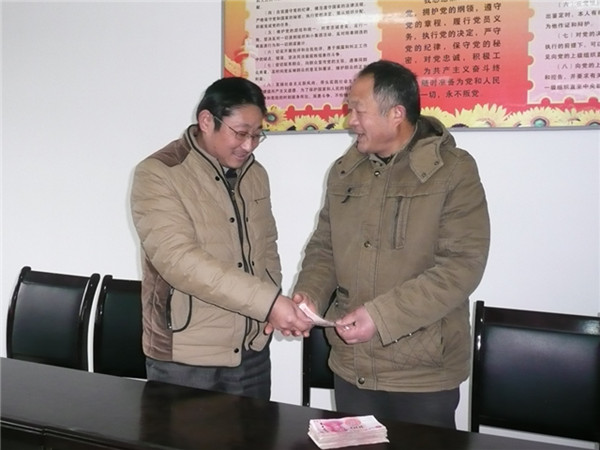 企业捐资支持贫困户改造危房