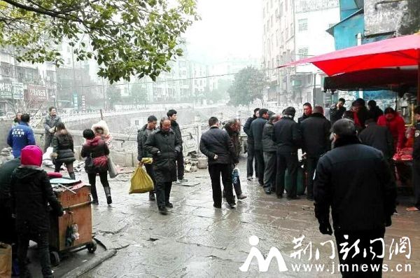 联合整治人员劝离摊主。