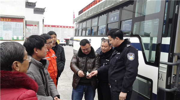 宜昌交警“车管大篷车”首次开进三峡库区
