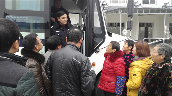 宜昌交警“车管大篷车”首次开进三峡库区