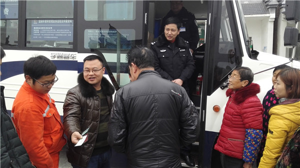 宜昌交警“车管大篷车”首次开进三峡库区