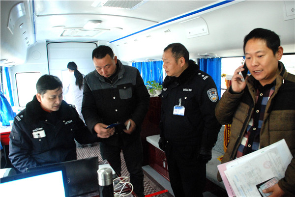 宜昌交警“车管大篷车”首次开进三峡库区