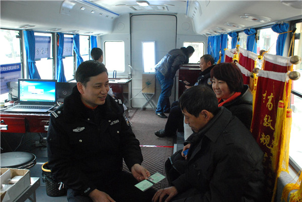 宜昌交警“车管大篷车”首次开进三峡库区