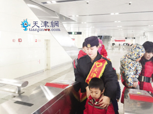 地铁站务员播洒“一米阳光”