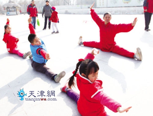 “花甲童子” 公园里传真功 “花甲童子” 公园里传真功