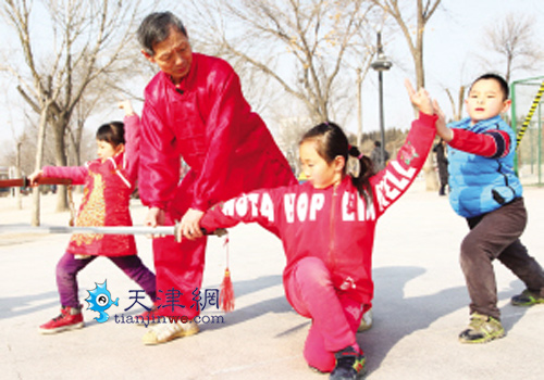 “花甲童子” 公园里传真功 “花甲童子” 公园里传真功