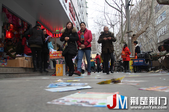 开学日校门口宣传单遍地 环卫工呼吁手下留情