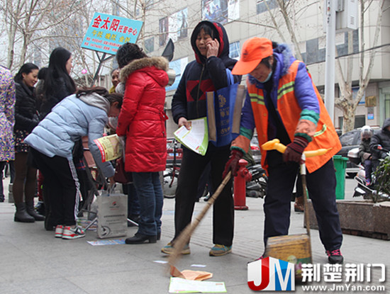 开学日校门口宣传单遍地 环卫工呼吁手下留情