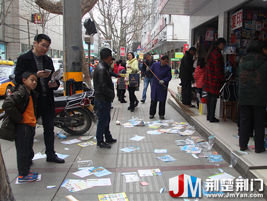开学日校门口宣传单遍地 环卫工呼吁手下留情
